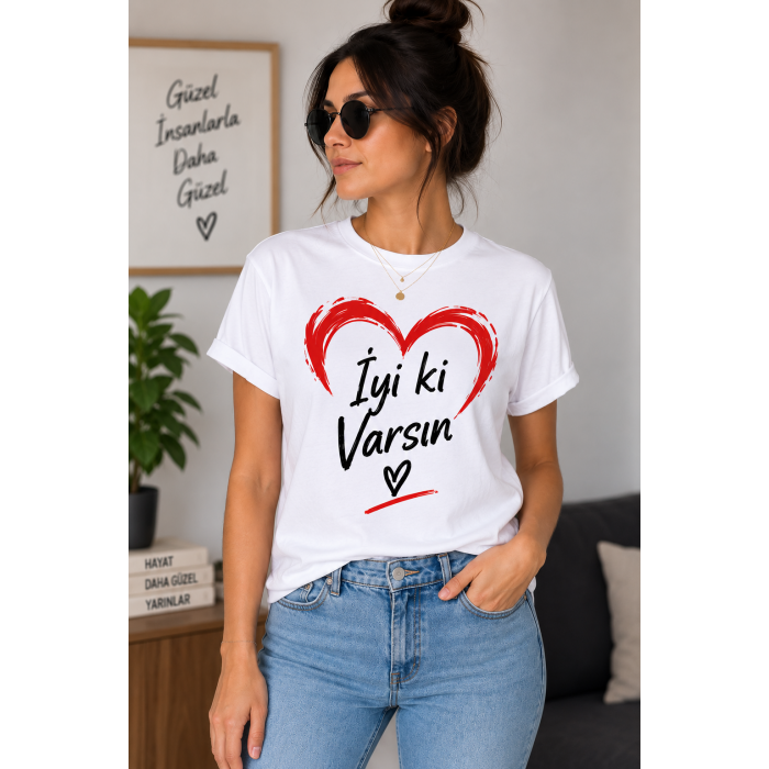 İyi ki Varsın Baskılı Tişört Kadın İyi ki Varsın Baskılı Tişört Kadın